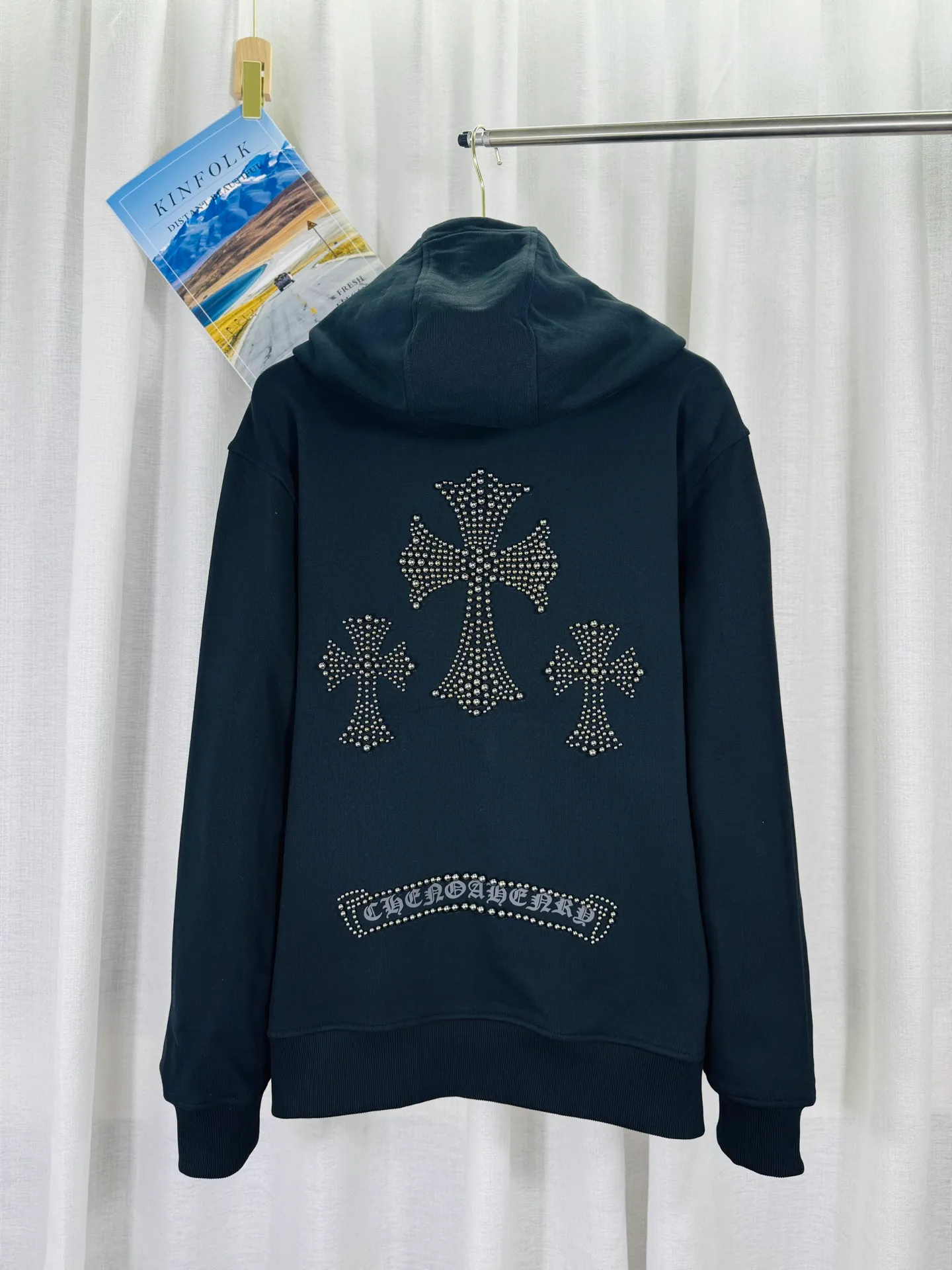 P380 top version, real shot without P, ​​different from market currency) 𝗖𝗵𝗿𝗼𝗺𝗲 𝗛𝗲𝗮𝗿𝘁𝘀/Cro Heart 2025 Rivets Autumn and Winter New Original Single Counter American Rivets 3D Three-dimensional Couple Casual Cardigan Sweatshirt 👑The highest version! Customized fabric 550g tripe terry fabric! American acid-washed and distressed original fabric with laser rivets. Best-selling model at the counter. Very comfortable to wear. Accessories: Original molded and authenticated collar label➕100% silk wash label. Genuine purchase-grade original hangtag➕matching hanging rope➕3D hanging beads➕original packaging bag. Craftsmanship: The original version has consistent wiring! The highest version of the armhole matching technique! Color: Black Size: S M L XL Style No.: 6103